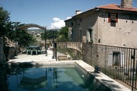  Locations saisonni�re de g�tes et chambres d'h�tes � Forcalquier en Alpes de Haure Provence 04, appartement � partir de 200 euros, chambre � partir de 45 euros. Logement de vacances avec piscine en PACA. Meubl� de Tourisme ***